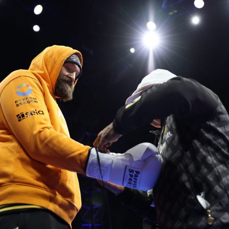 Watch Tyson Fury troll crowd at open workouts ahead of Usyk vs. Fury 2