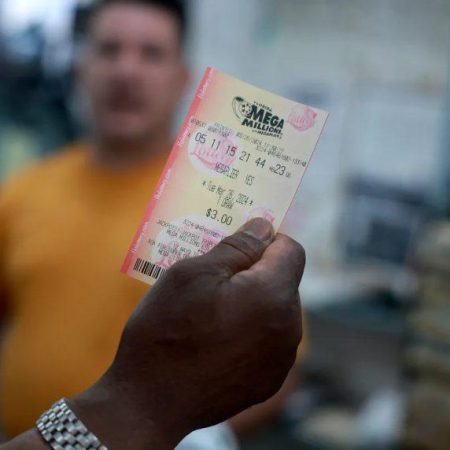 Mega Millions Sales Balloon, Jackpot Grows to $1B for Christmas Eve